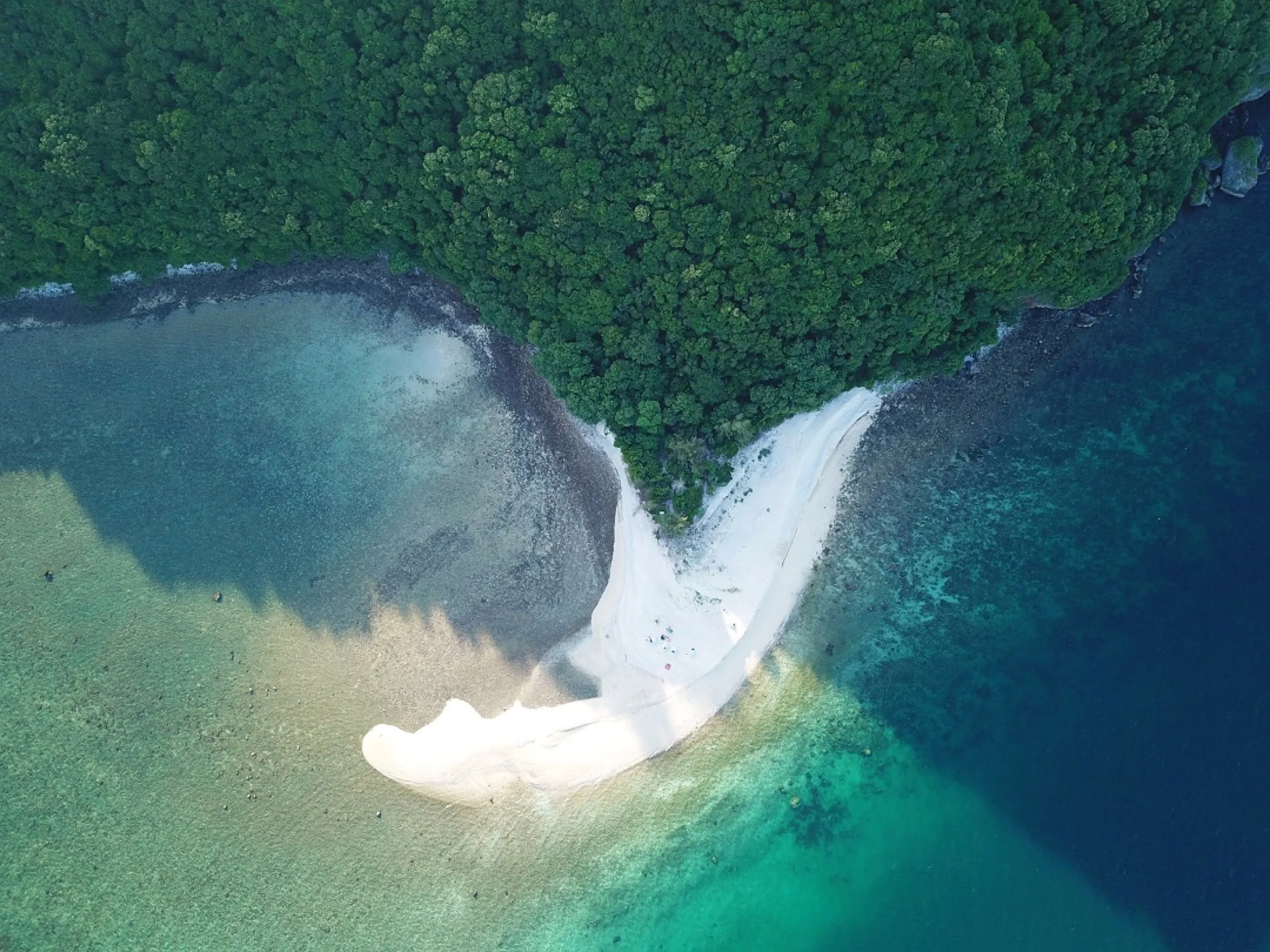 Aerial view of the white sand spit cutting into Koh Kye’s green jungle.